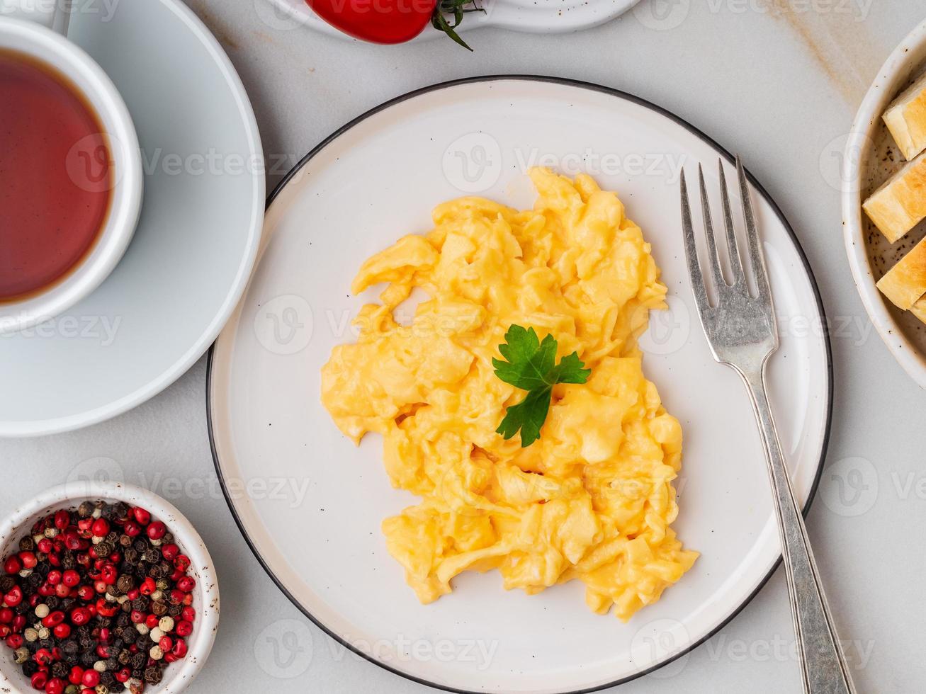 uova strapazzate, frittata. colazione con uova in padella foto