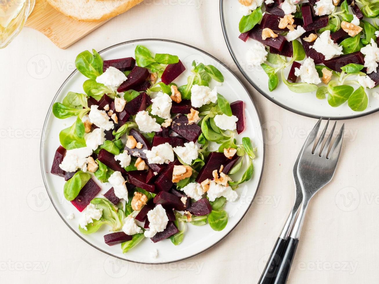 insalata di barbabietole con feta, formaggio, noci, macedonia e formaggio in salamoia, foto