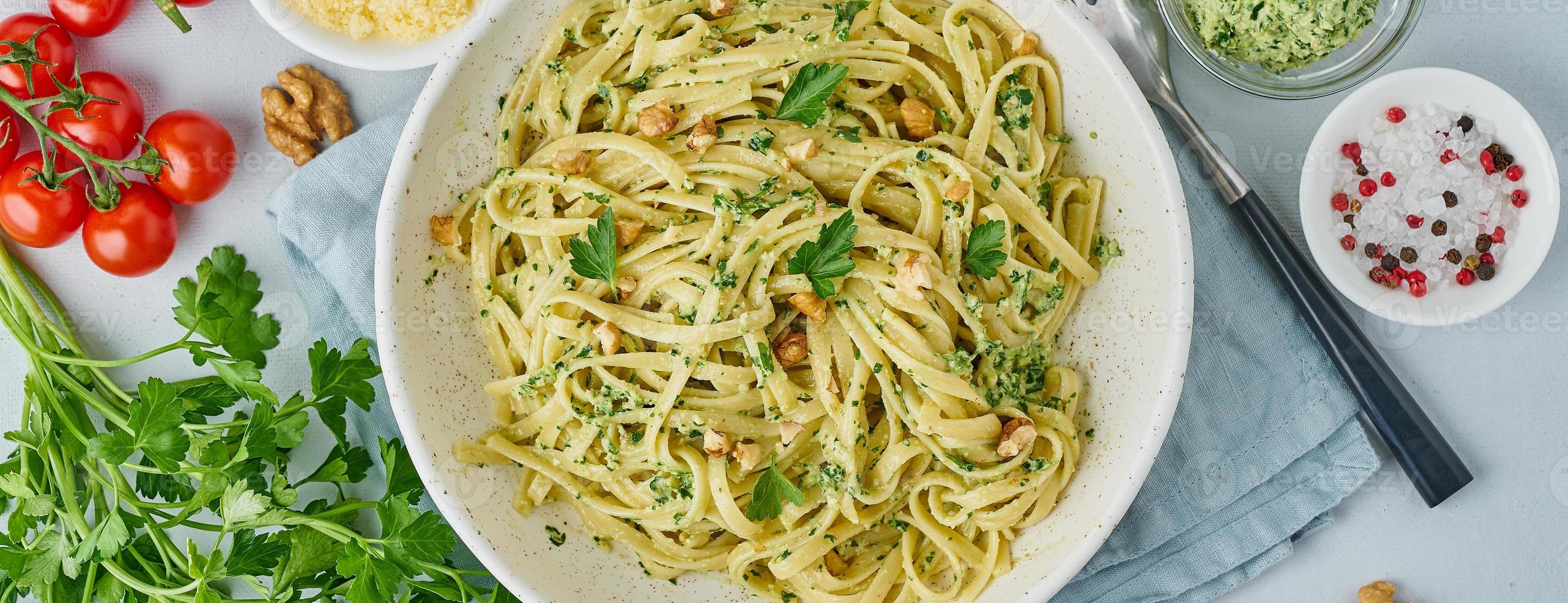 ricetta passo passo pasta al pesto, bavette alle noci, foto