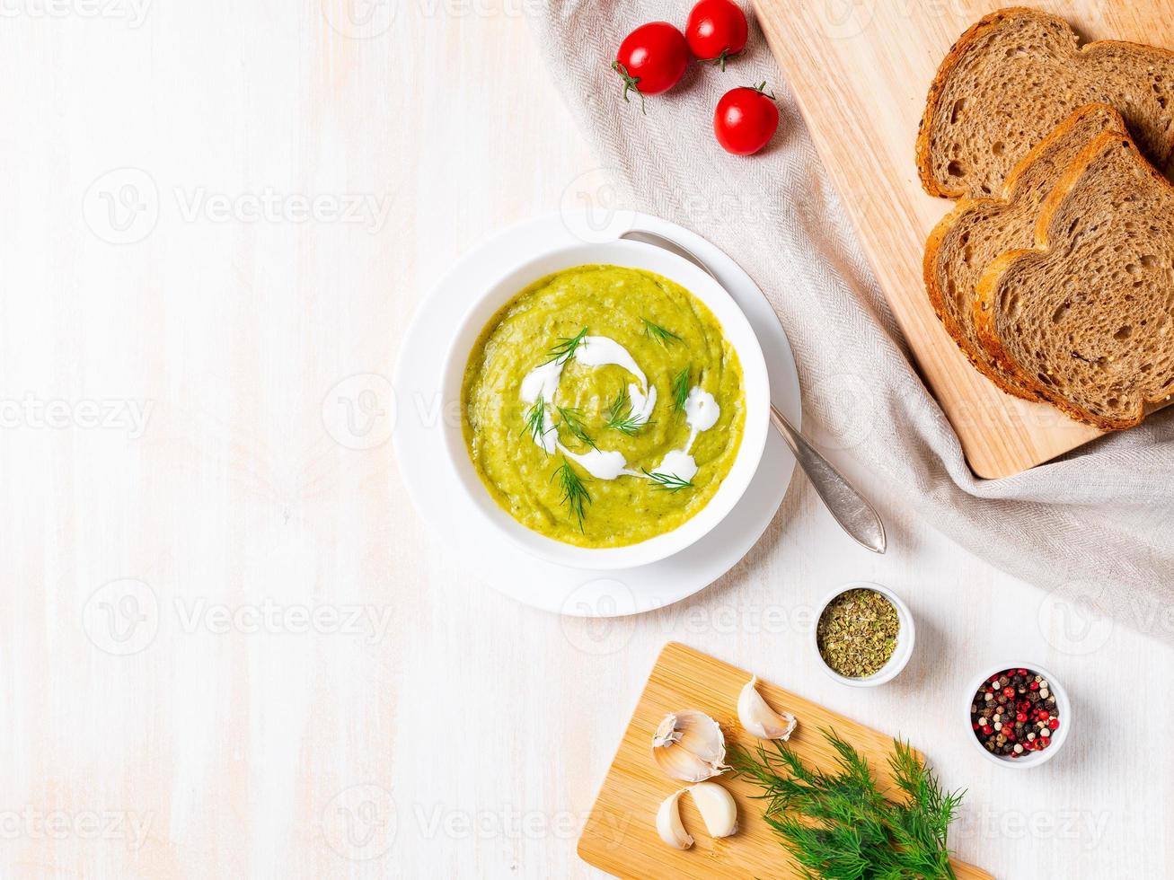 grande ciotola bianca con crema di verdure zuppa di broccoli, zucchine, piselli foto