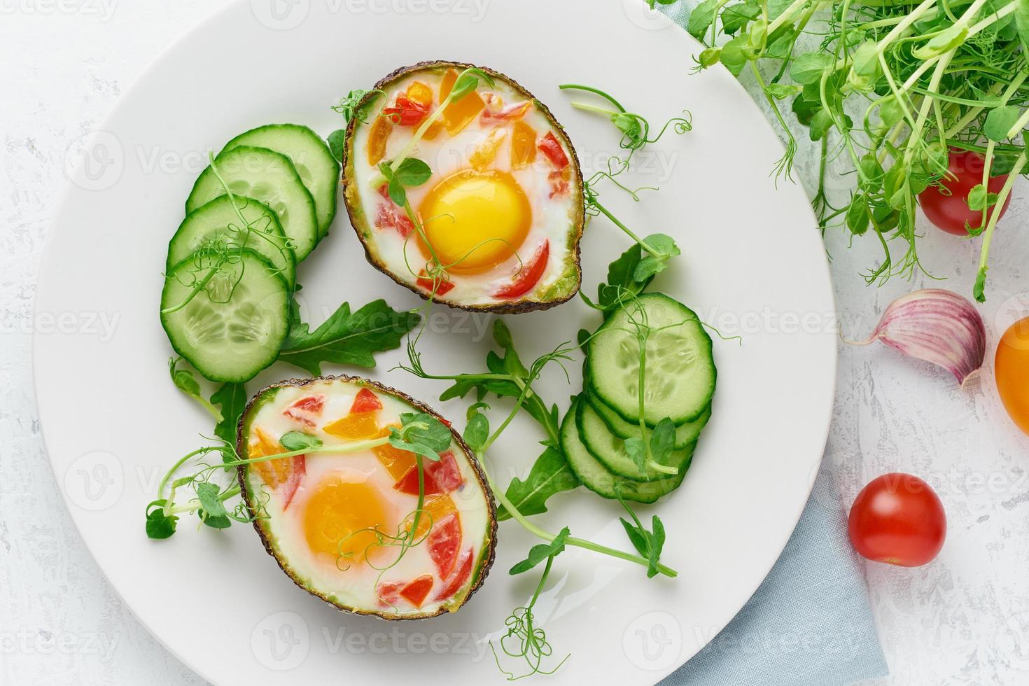 uovo al forno in avocado, pane tostato, colazione, vista dall'alto foto