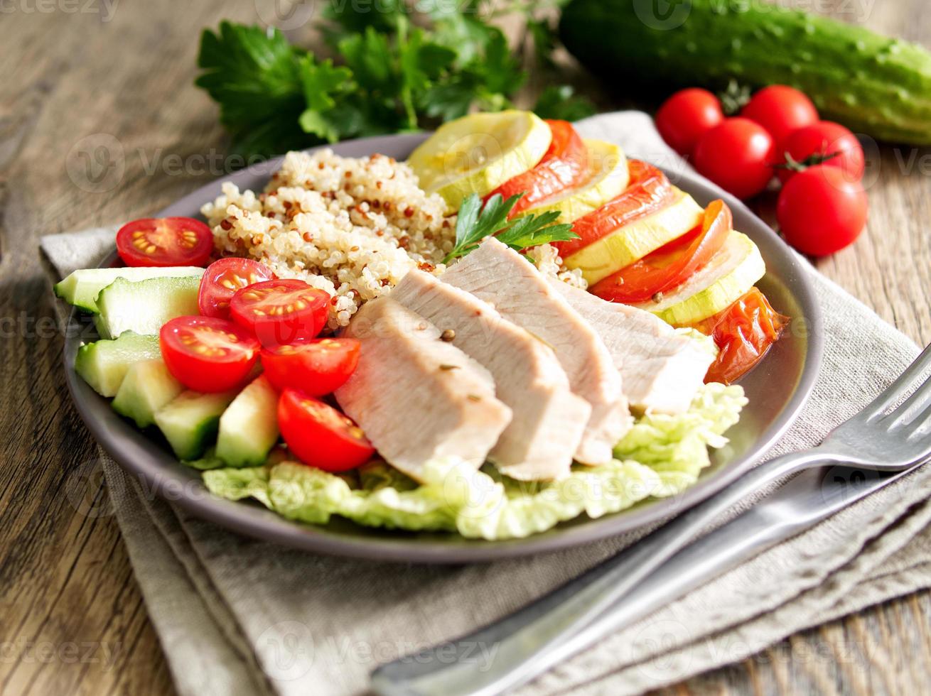 pranzo sano con ciotola di buddha vegetale con tacchino, verdure e foto