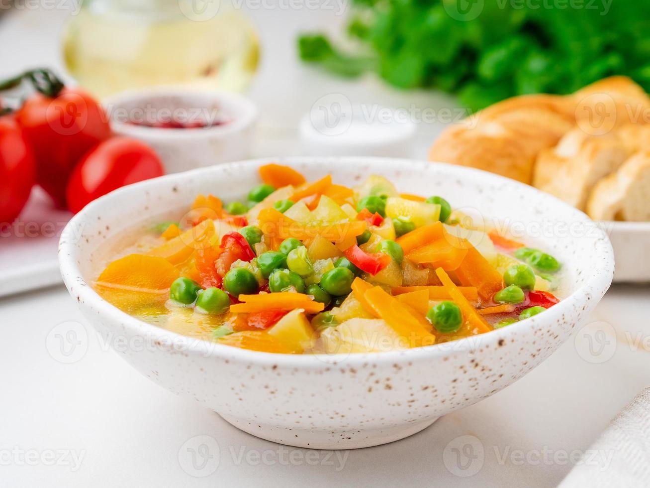 zuppa di verdure, piatto vegetariano primaverile luminoso. foto