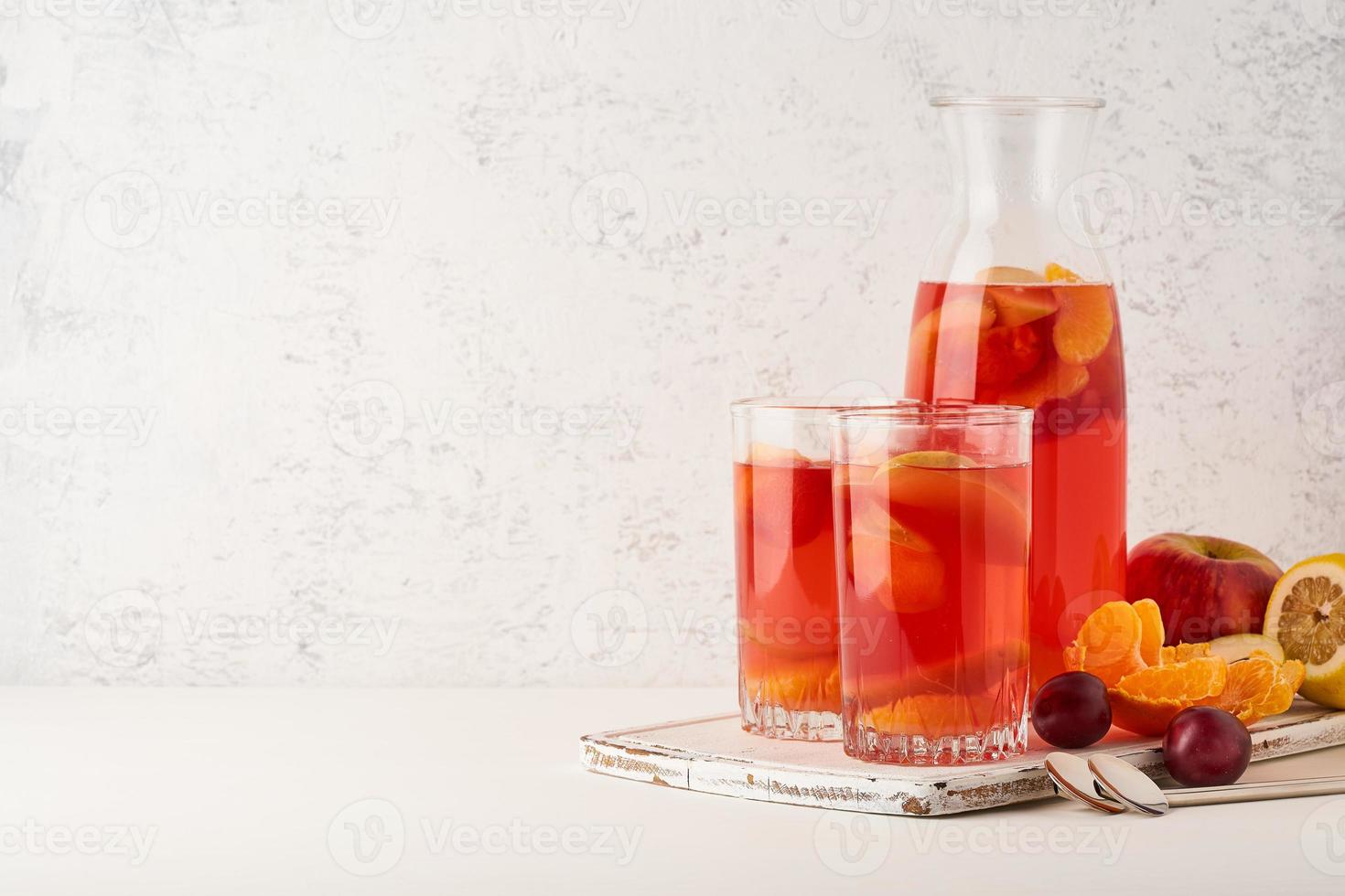 frutta stufata in tubo di vetro su sfondo pastello vista laterale spazio copia foto