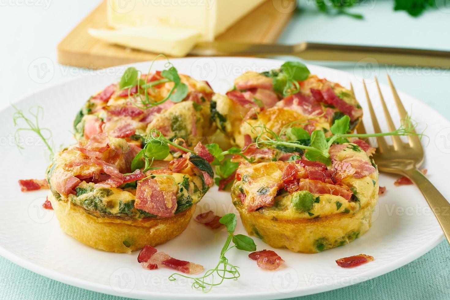 muffin all'uovo al forno con pancetta, dieta chetogenica, primo piano moderno pastello foto