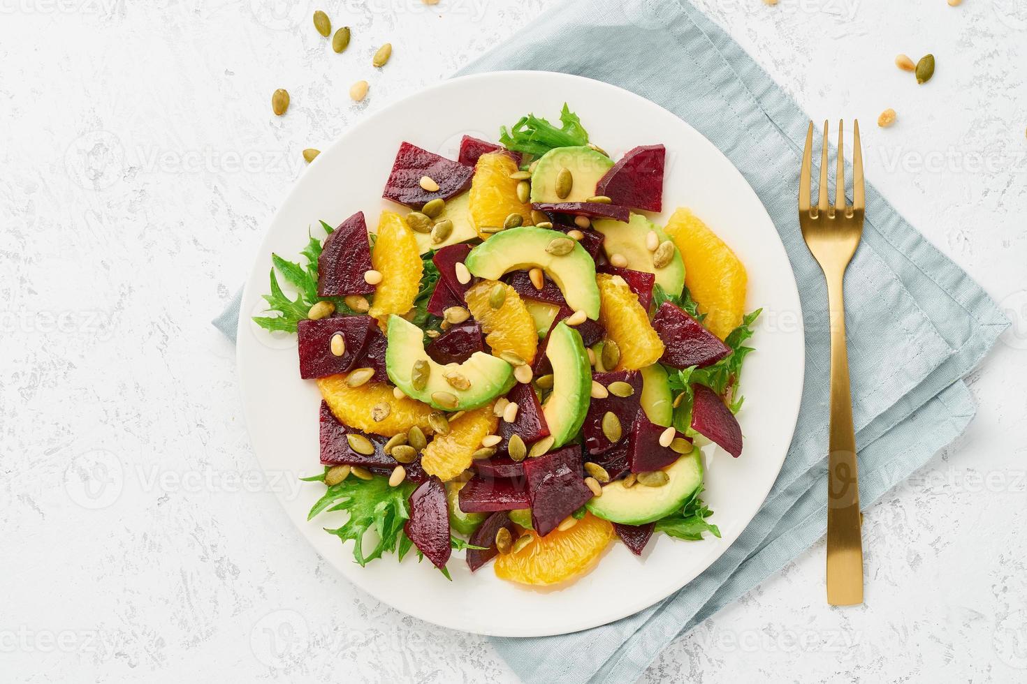 insalata vegana con cagliata di barbabietola, avocado, arancia, feta, ricotta e semi di zucca, cheto foto