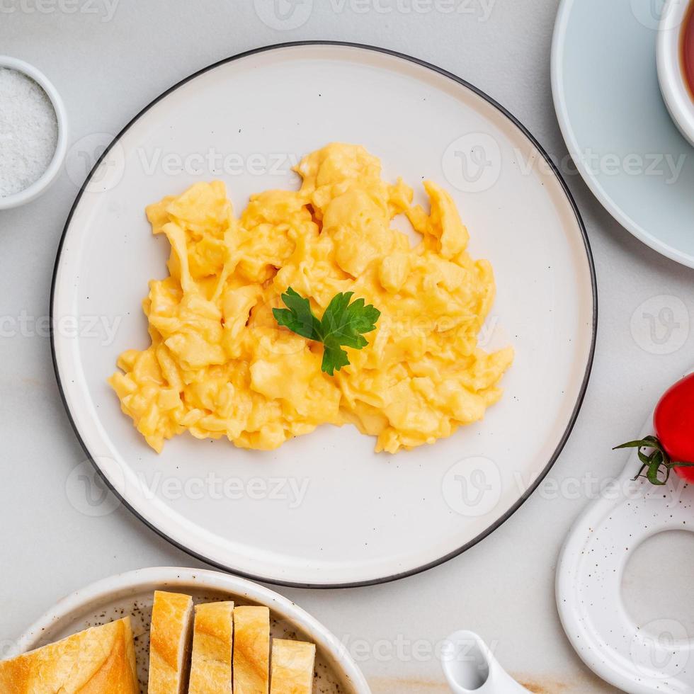 uova strapazzate, frittata. colazione con uova in padella foto