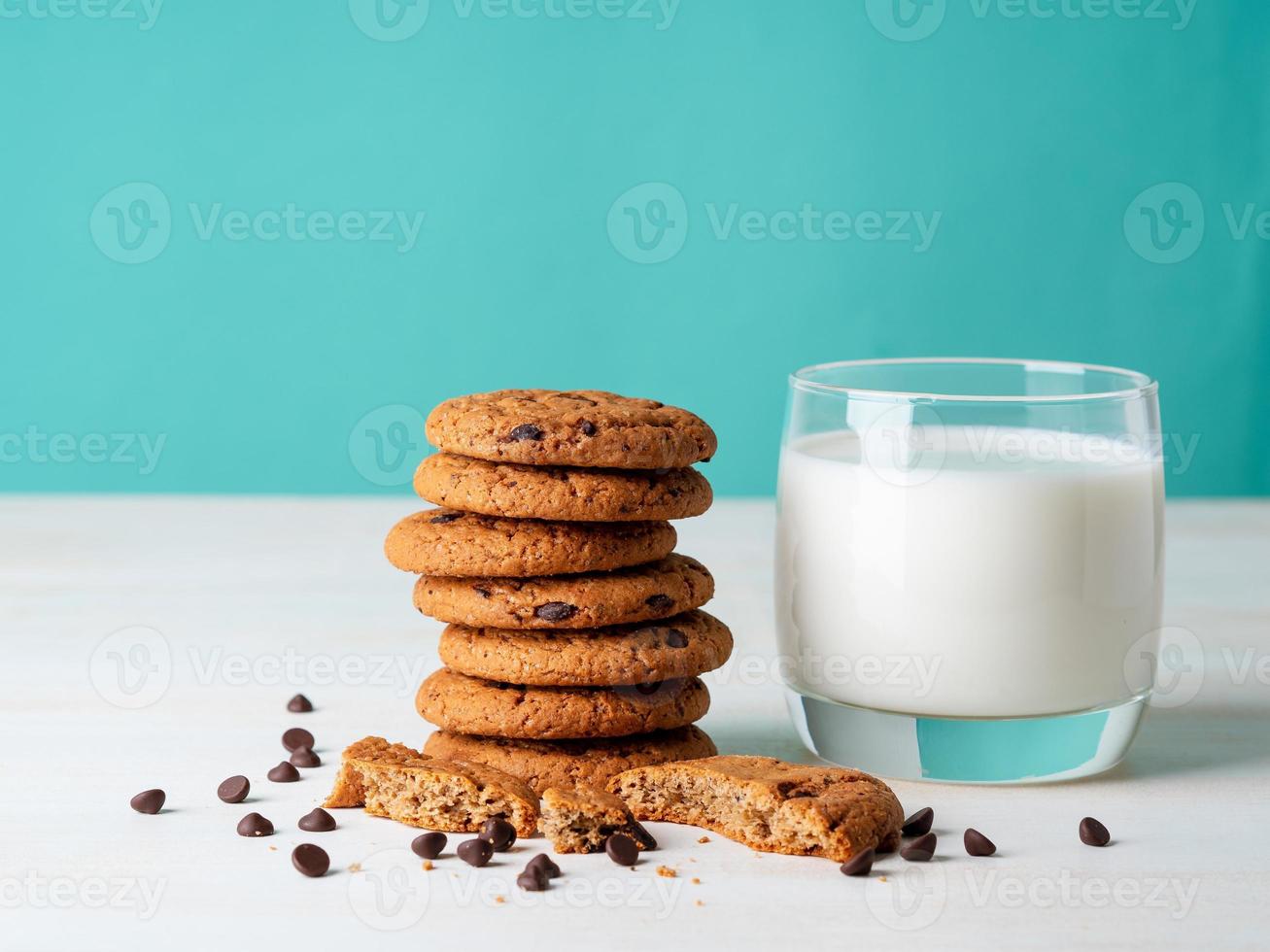 biscotti di farina d'avena al cioccolato e latte foto