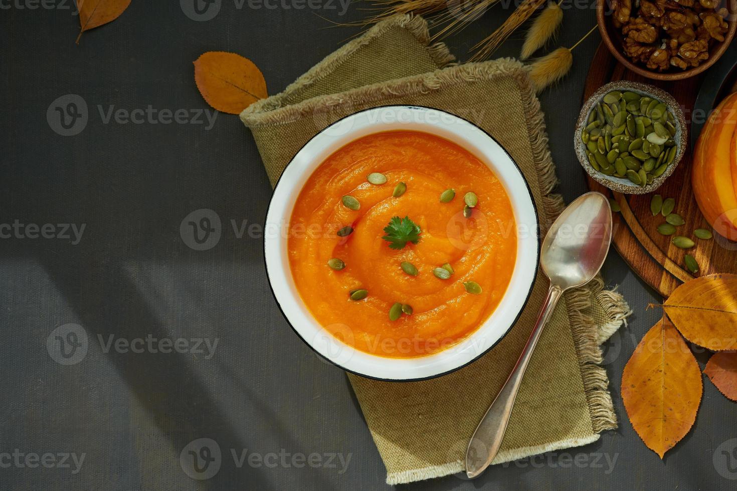 zuppa cremosa di zucca con noci, piatto di stagione, ricetta di dieta sana copia spazio vista dall'alto foto