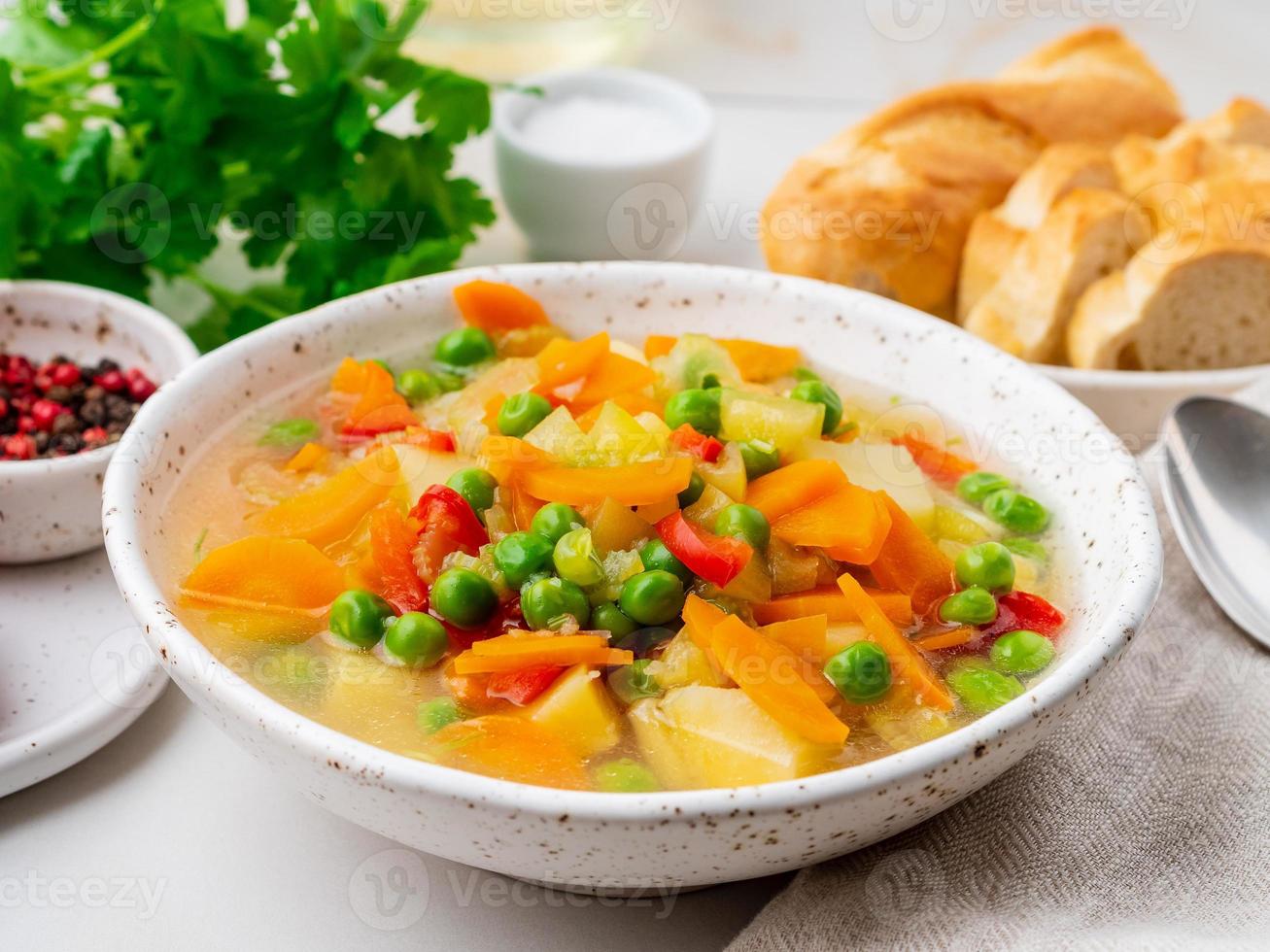 zuppa di verdure, piatto vegetariano primaverile luminoso. foto