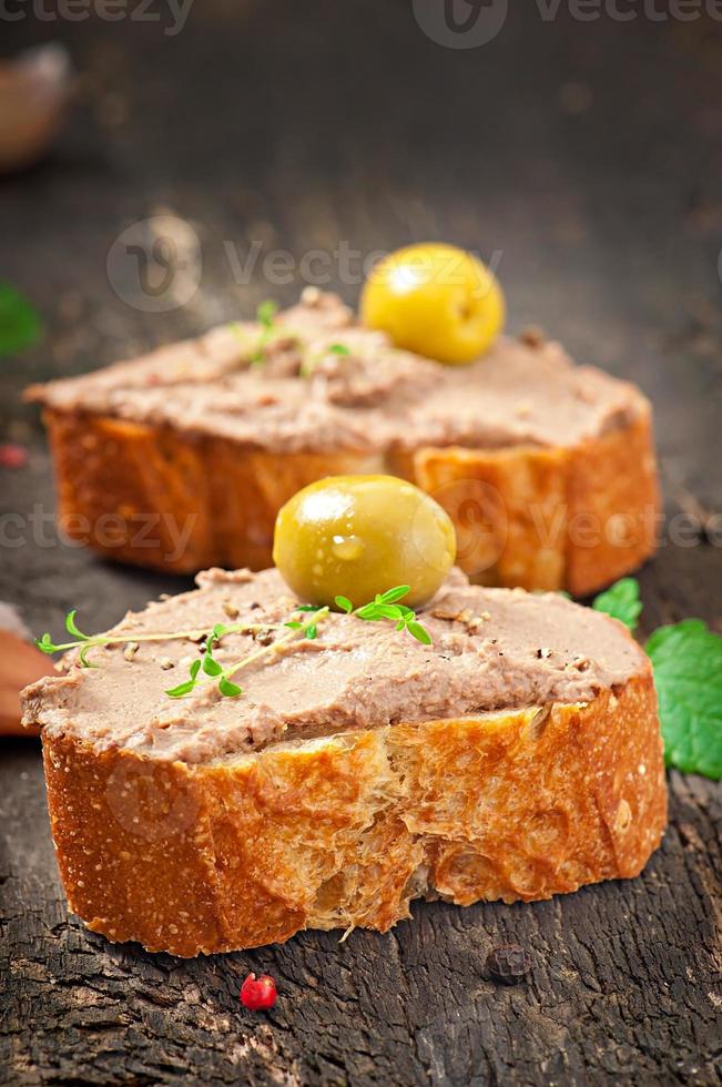 merenda di carne fatta in casa patè di fegatini di pollo con santoreggia e olive foto