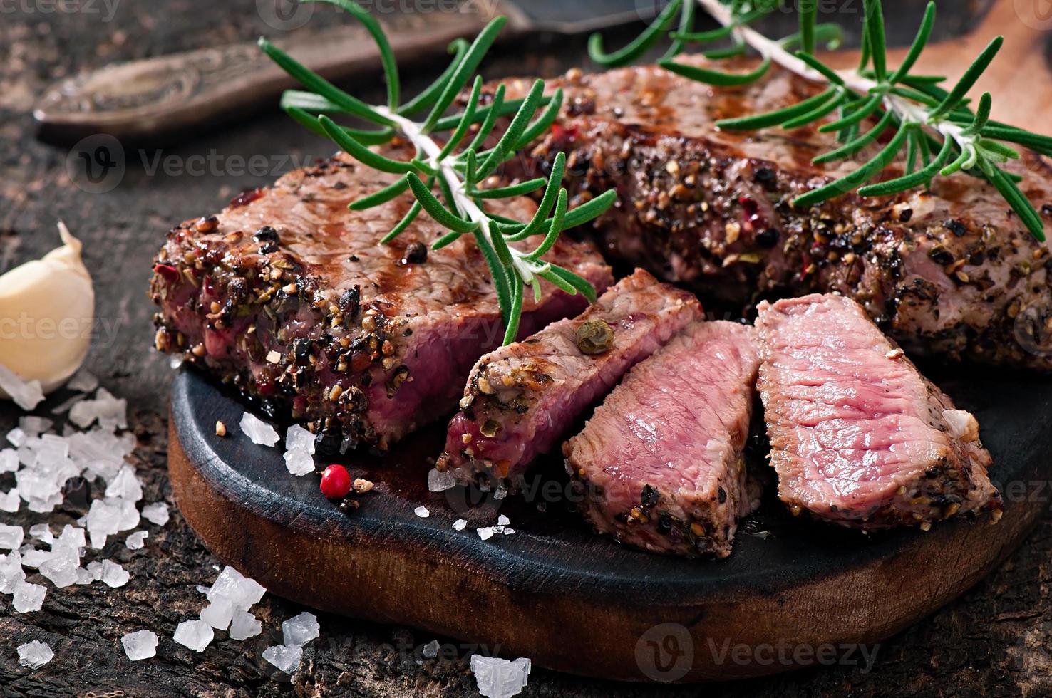 bistecca succosa di manzo mediamente cotta con spezie foto