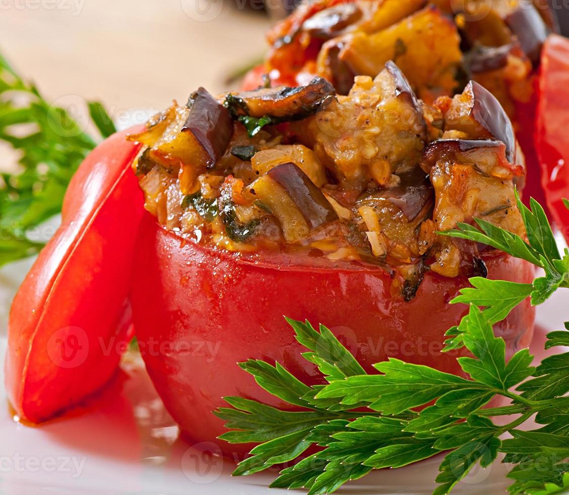 pomodori al forno ripieni di melanzane e funghi foto