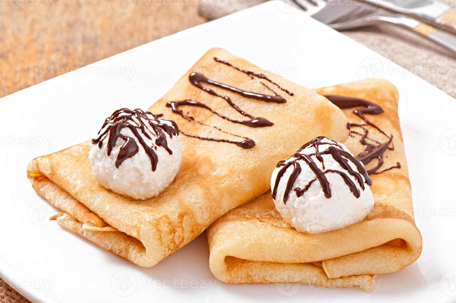 frittelle con gelato e salsa al cioccolato foto