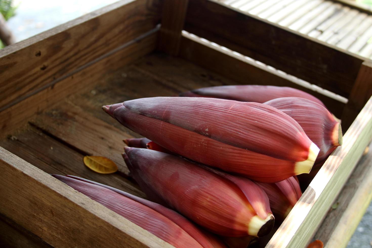 mucchio di fiori di banana in scatola di legno marrone scuro, tailandia. foto