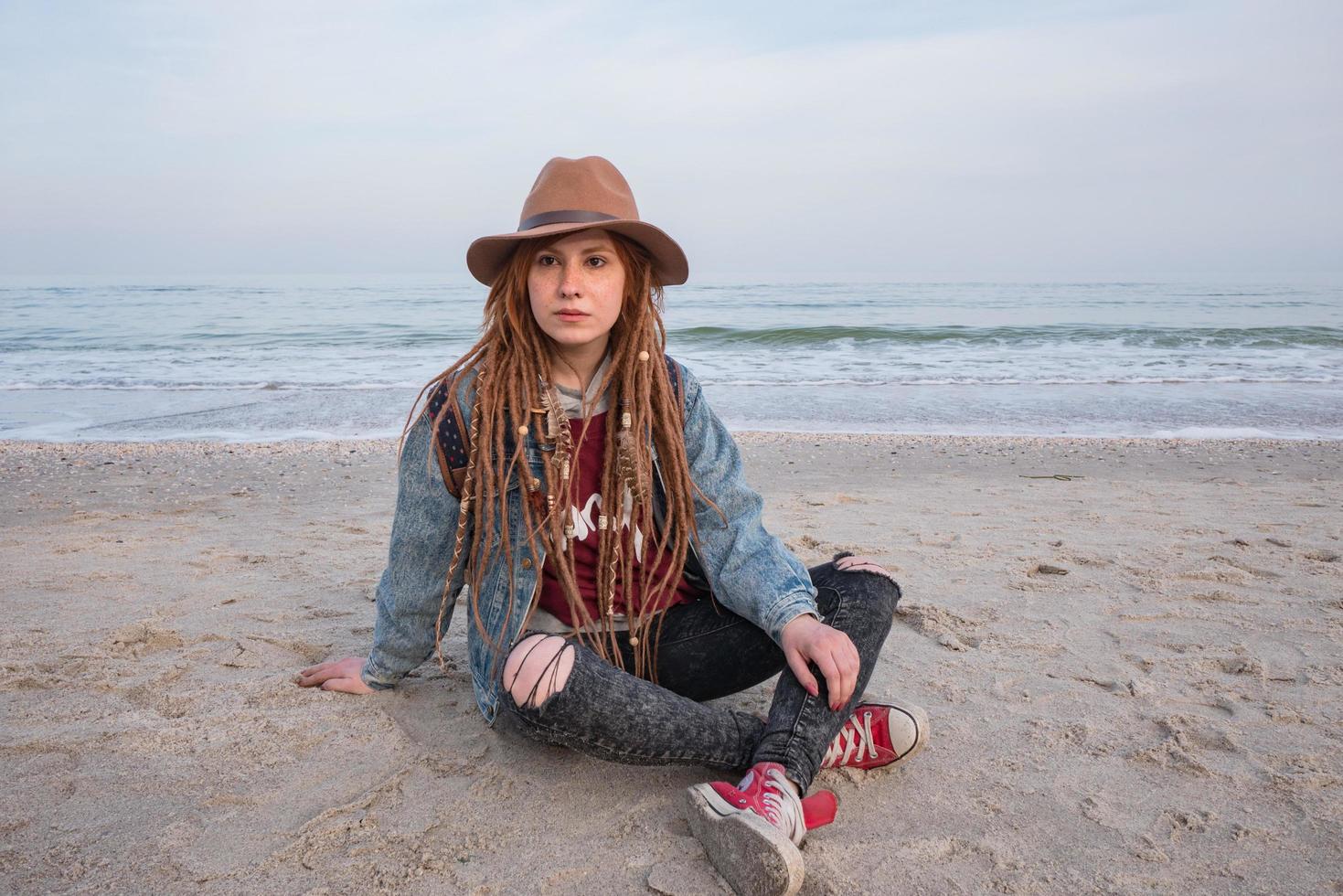 ritratto di giovane donna che cammina sulla spiaggia d'autunno foto