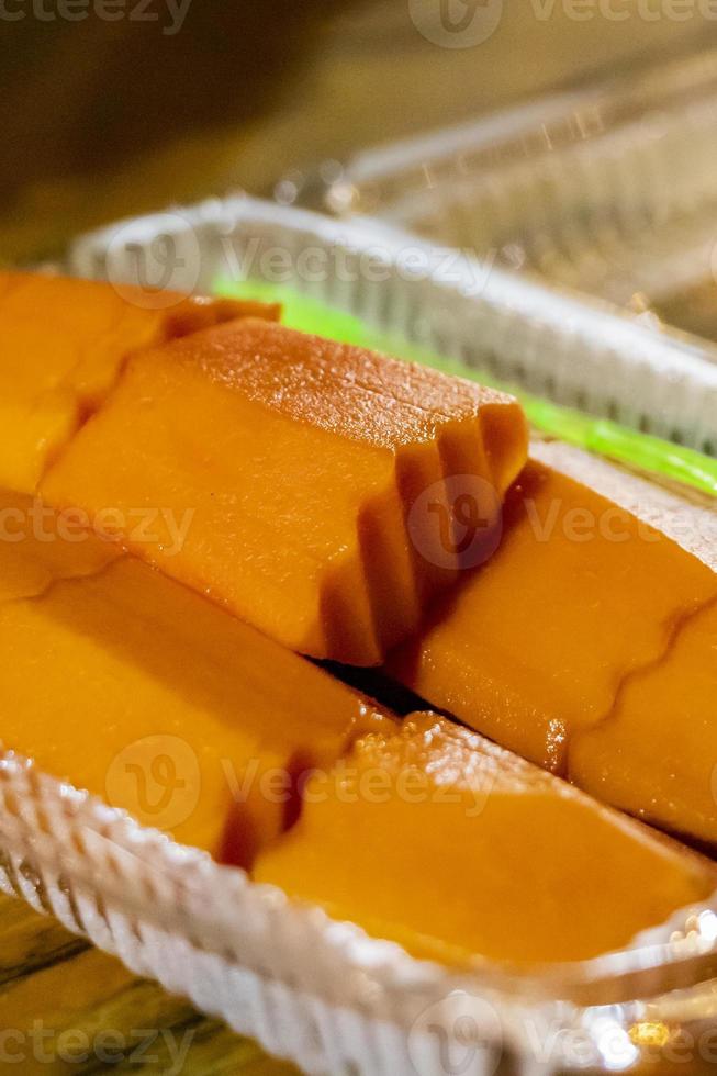 cibo di strada del mercato notturno tailandese di papaia cruda affettata bangkok thailandia. foto