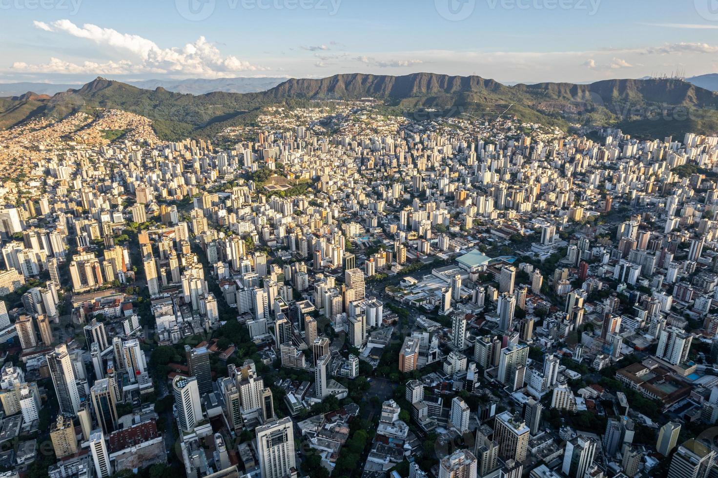 veduta aerea della città di belo horizonte, a minas gerais, brasile. foto