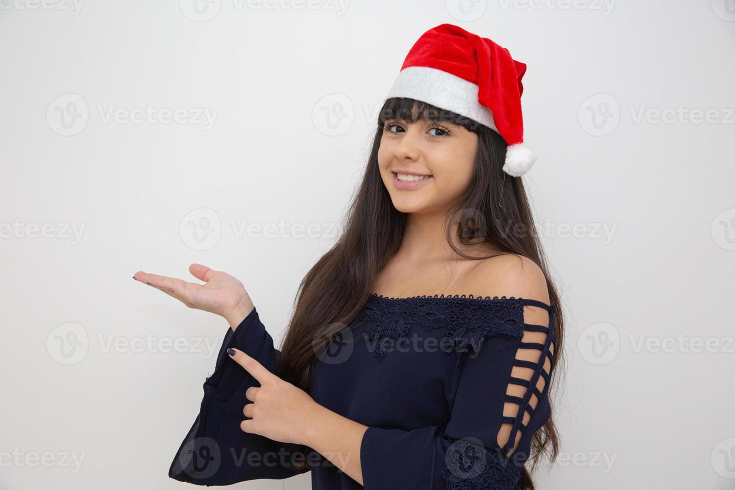 giovane donna con cappello da Babbo Natale. foto