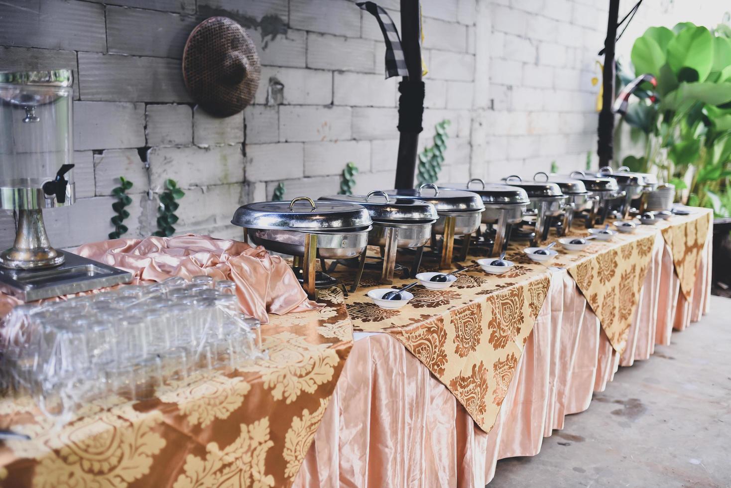 questo è un posto a buffet per gli ospiti invitati che vengono a eventi speciali o matrimoni foto