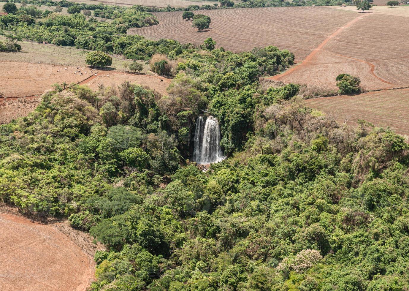 vista aerea del drone della cascata superiore. foto