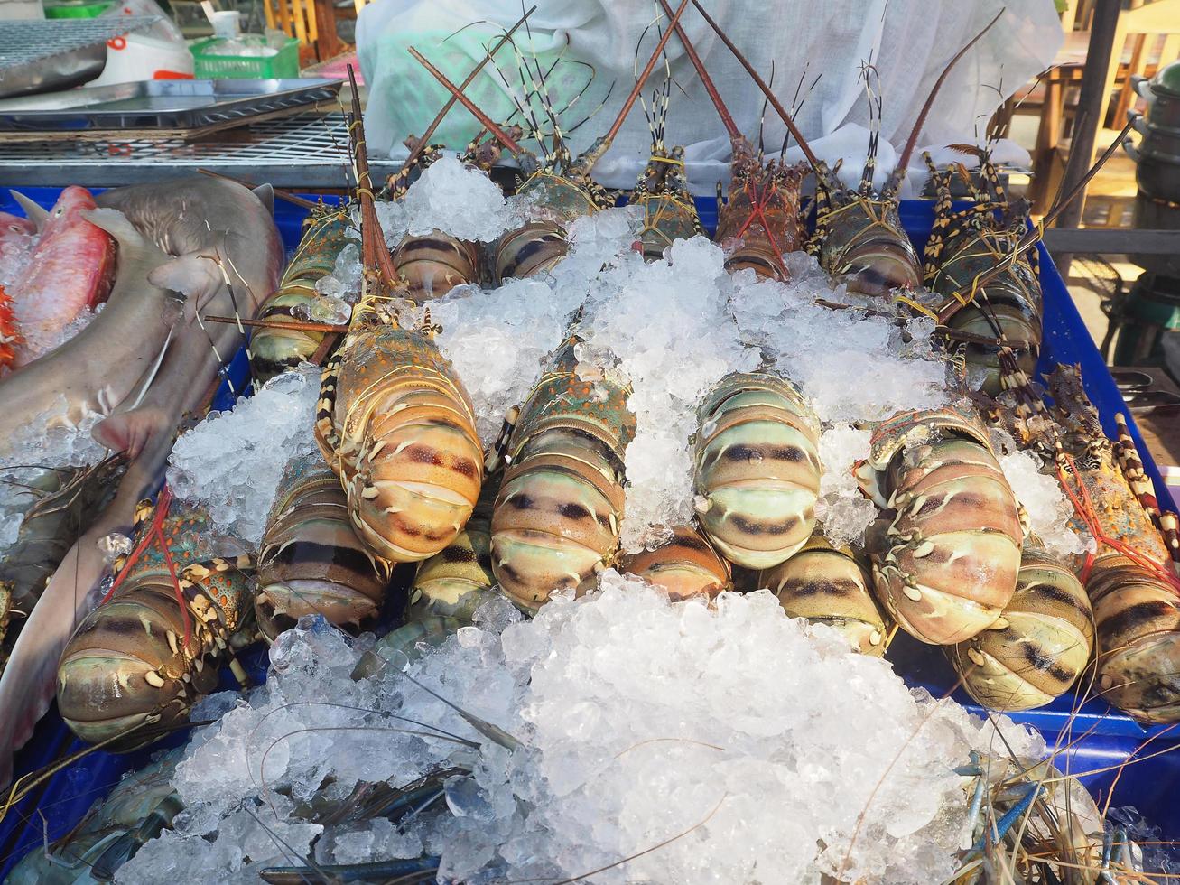 aragoste in vendita nel mercato del fresco foto