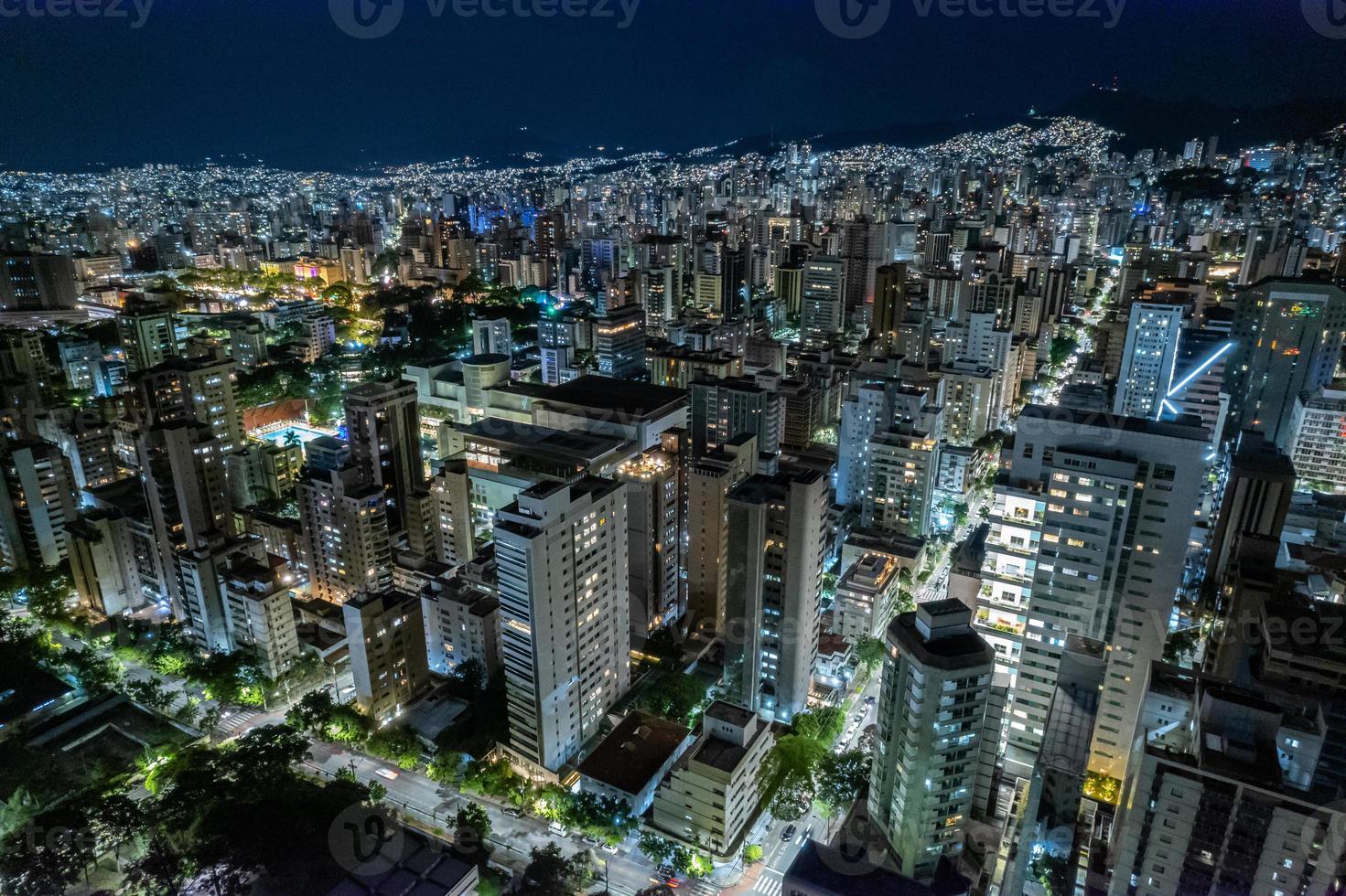veduta aerea della città di belo horizonte di notte, minas gerais, brasile. foto