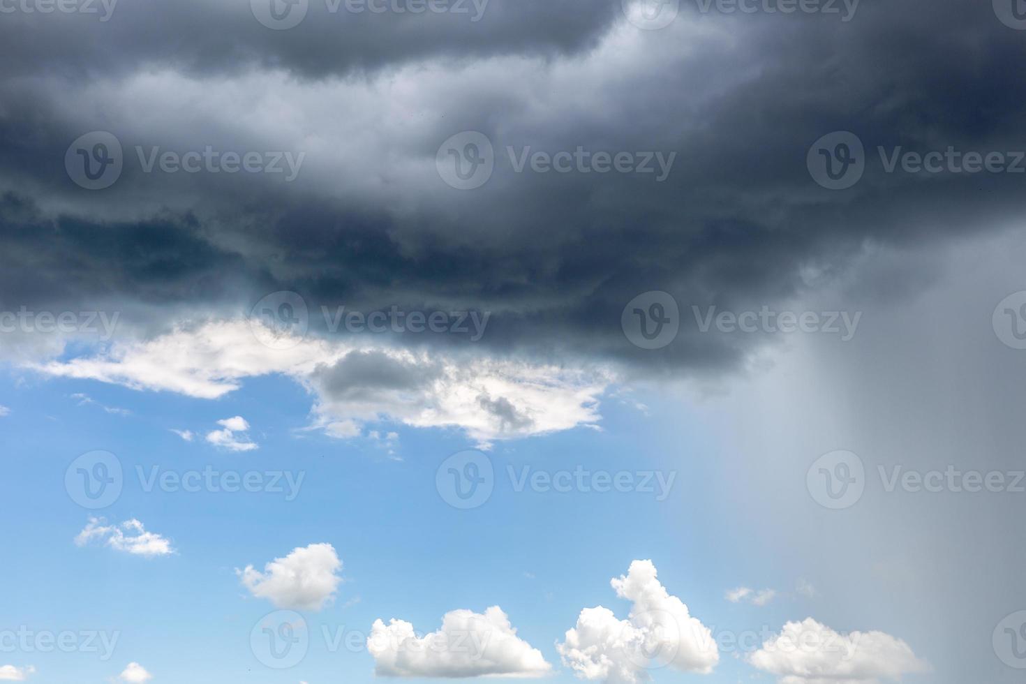 nuvola di pioggia. cambiamento climatico. diverse situazioni climatiche in un'unica immagine. foto
