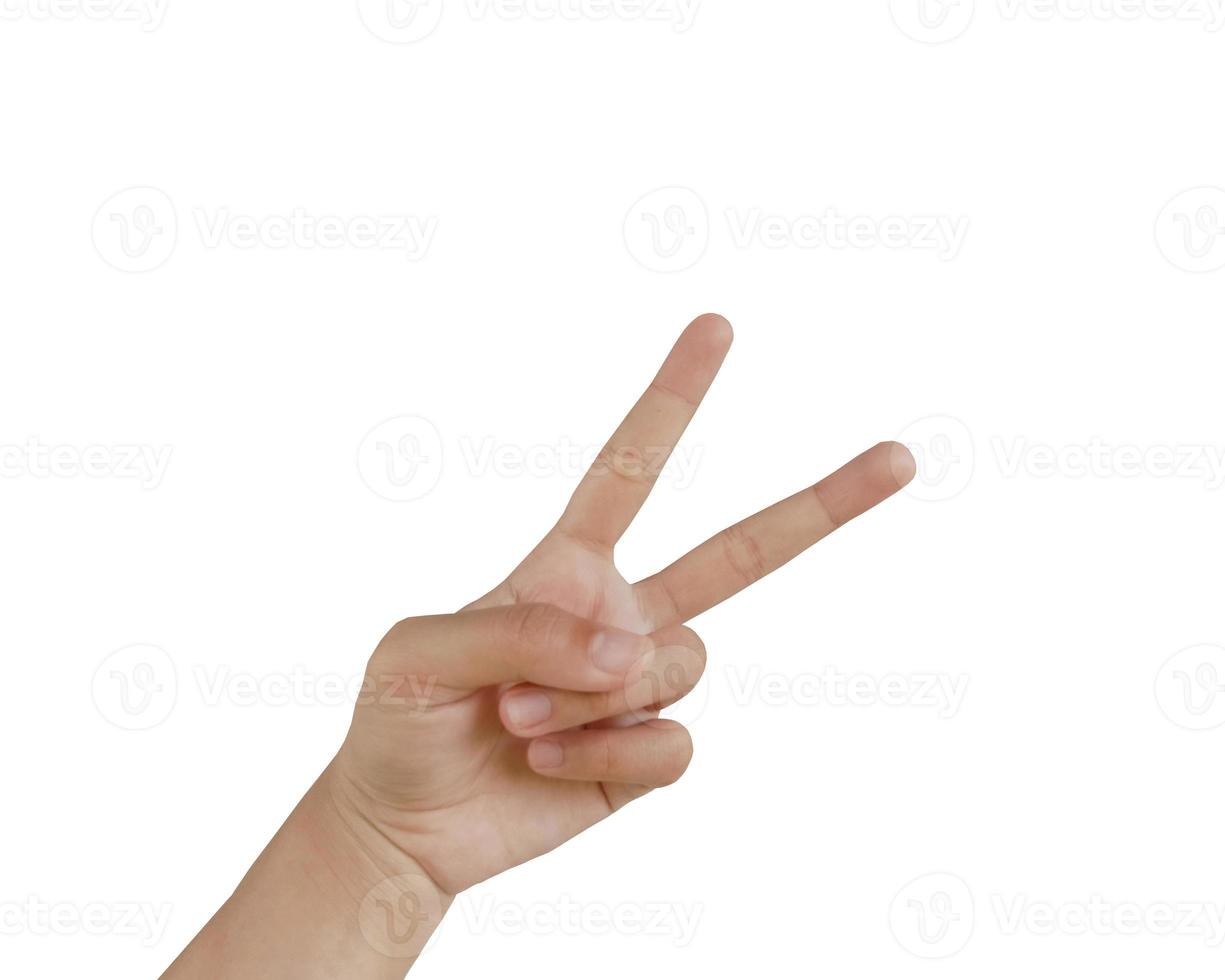 primo piano mano femminile asiatica nel gesto delle forbici, numero due, gesto vittorioso, segno del braccio del dito e mano isolata su uno sfondo bianco simbolo dello spazio di copia foto