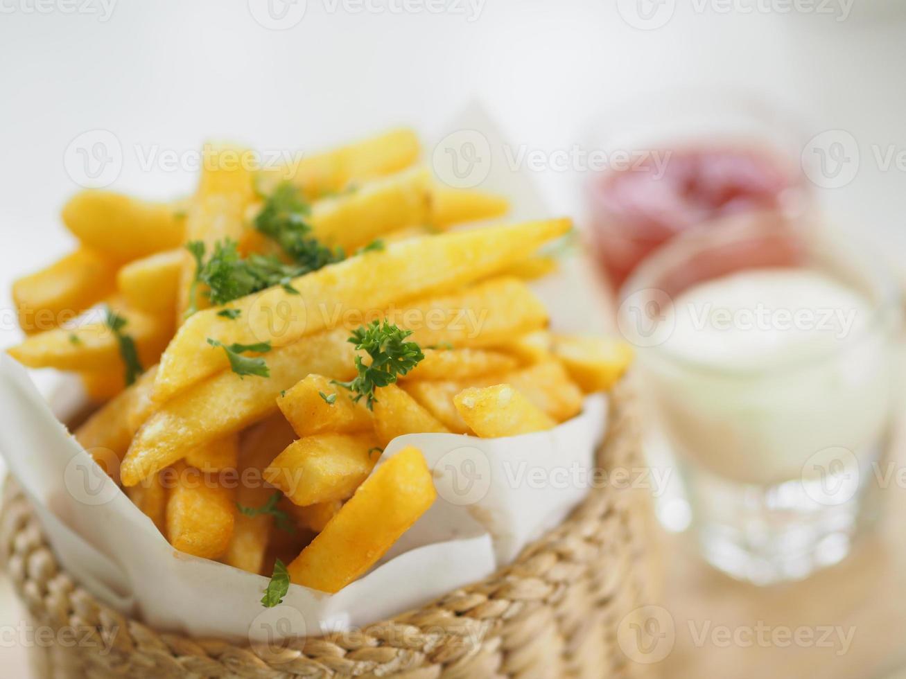 patatine fritte, patatine fritte gialle croccanti in cestino di legno, snack delizioso foto