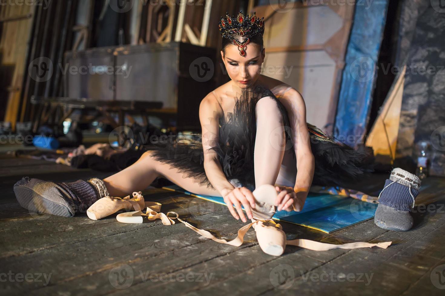 ballerina seduta sul backstage di riscaldamento foto
