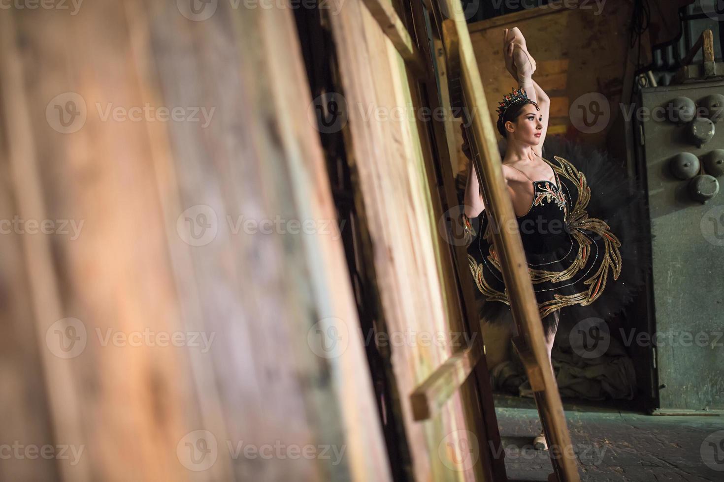 ballerina in piedi riscaldando dietro le quinte prima di andare sul palco foto