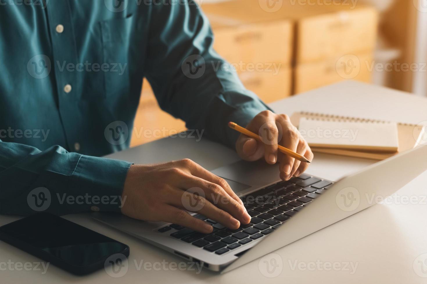 lavoro utilizzando il telefono cellulare digitando computer mobile chat laptop contattaci nei luoghi di lavoro, pianificazione idee investitori ricerca su Internet, idee che collegano le persone. foto