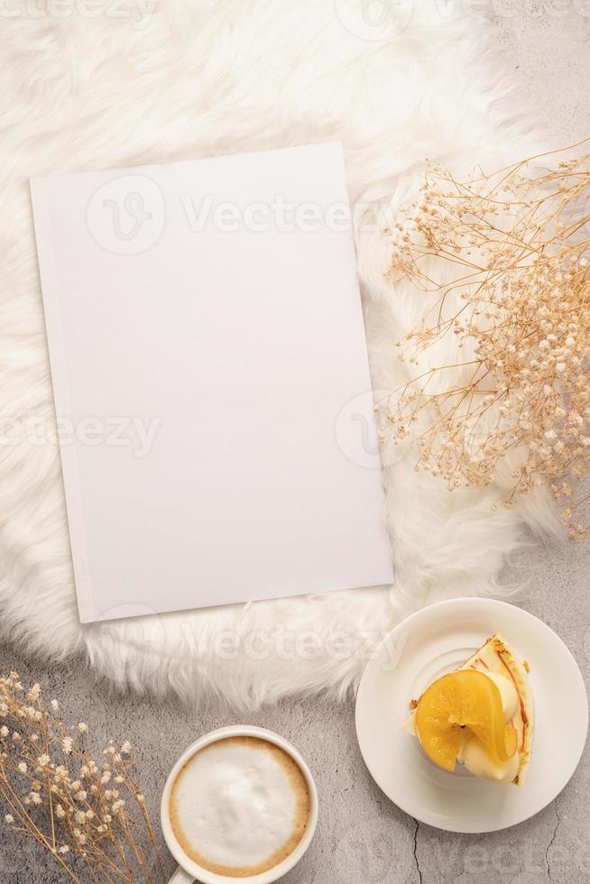 mockup di calendario in bianco con dessert di torta di carote, caffè e fiori sul tappeto bianco foto