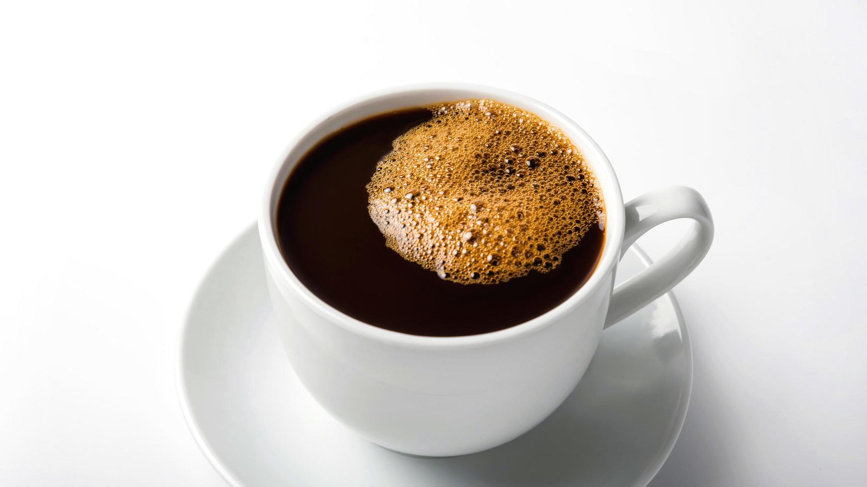 caffè nero in una vista superiore della tazza di caffè isolata su fondo bianco. foto
