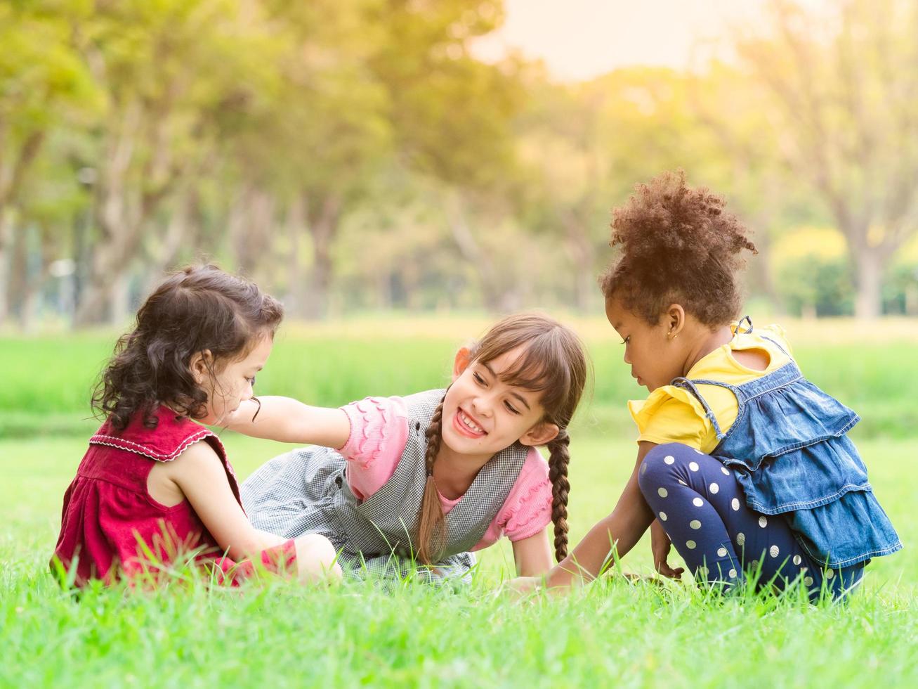 un gruppo di bambini di diverse nazionalità giocano e imparano al di fuori della scuola foto