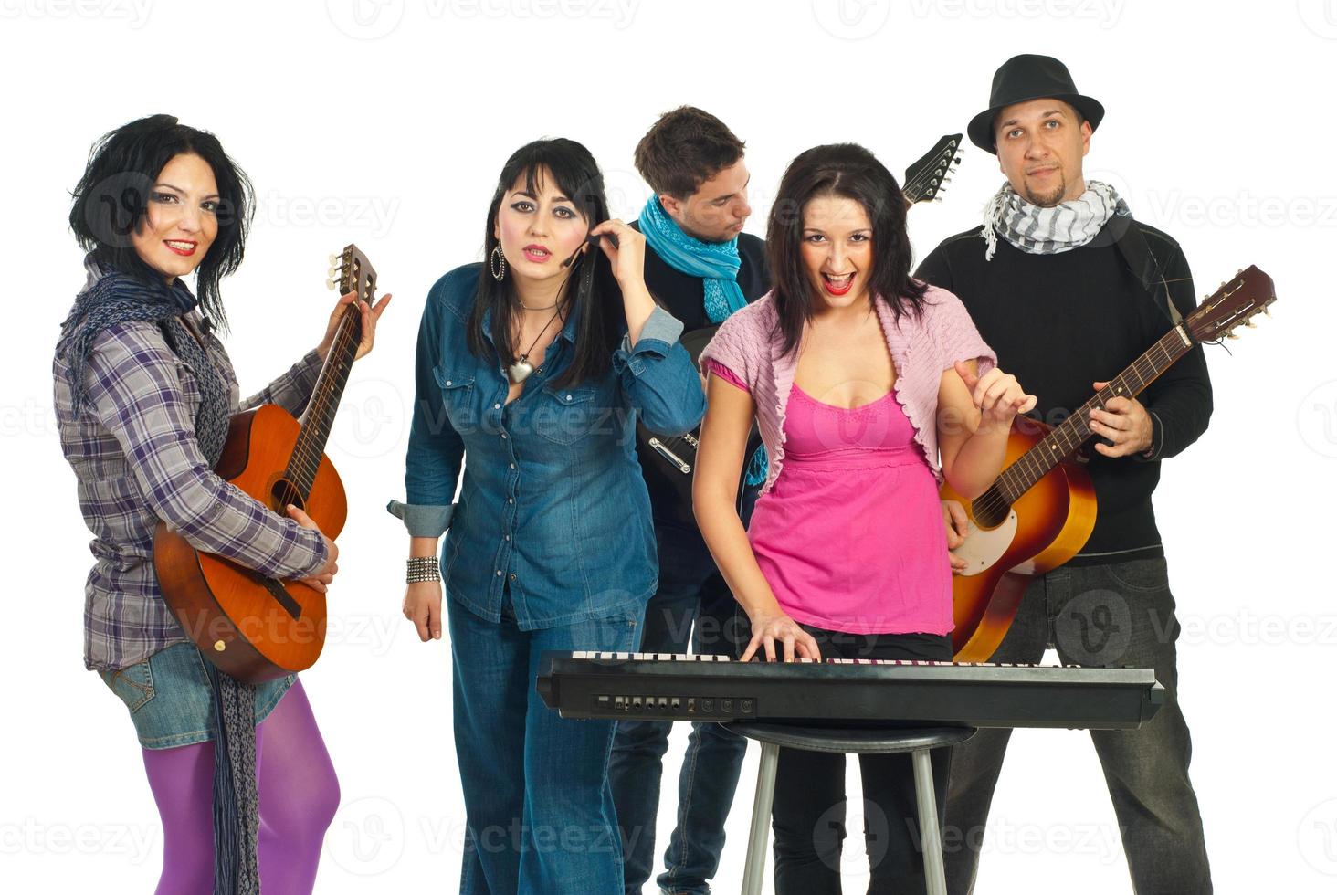 gruppo di cinque amici che cantano foto