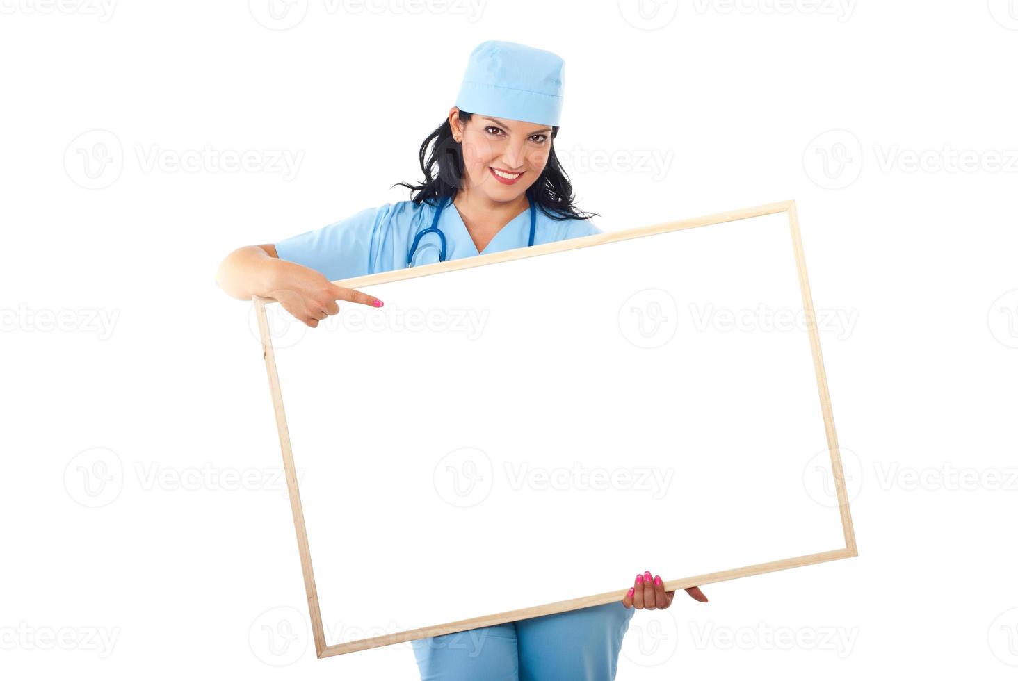 medico con banner punta a copyspace foto