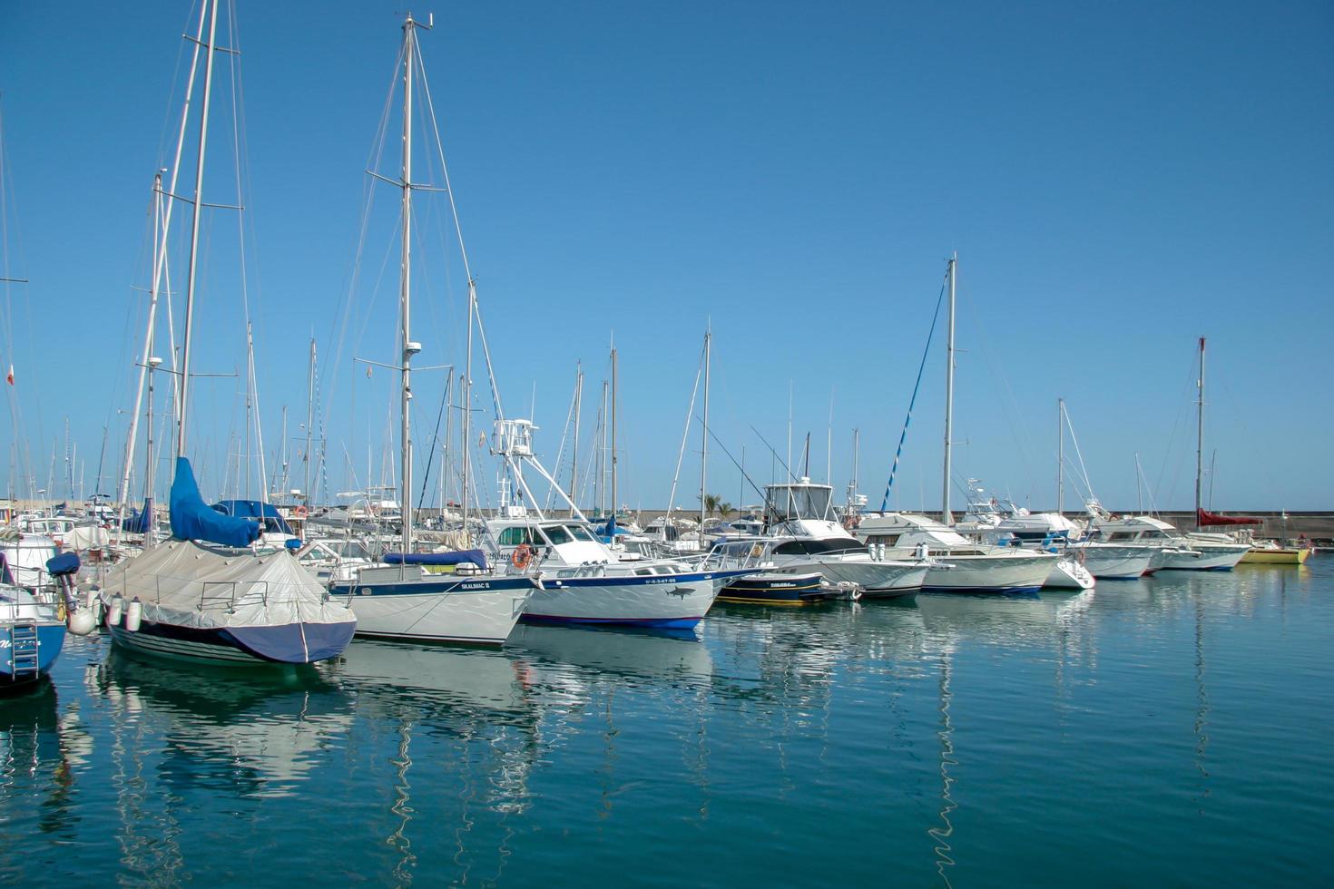 porto del carmen, lanzarote, isole canarie, spagna, 2005. vista di yacht in un porto turistico foto