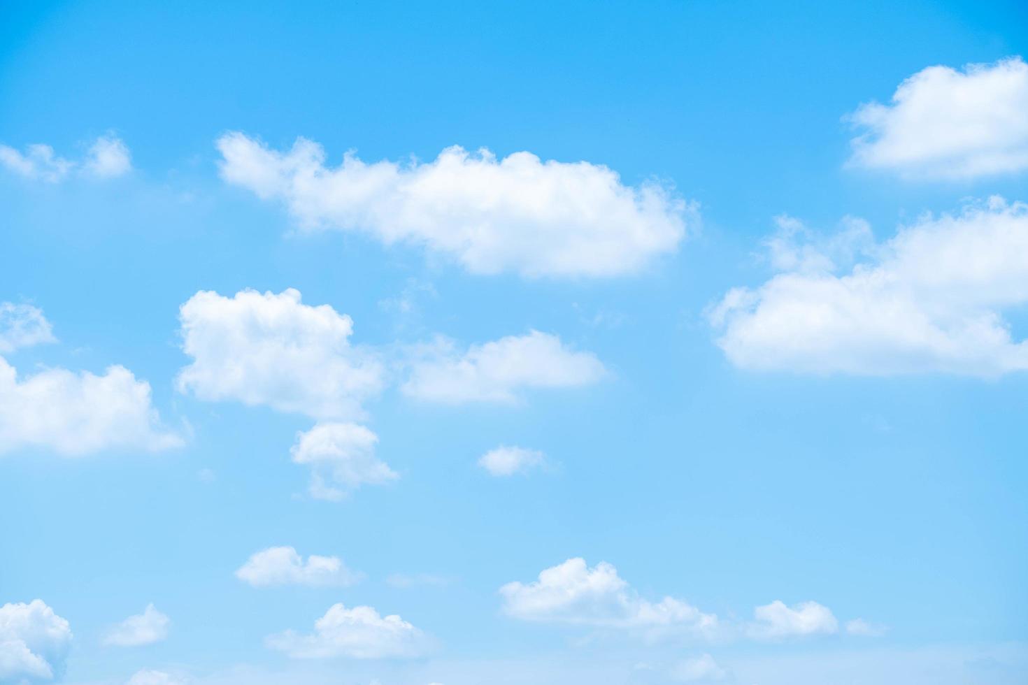 bel cielo nuvole bianche perfette per lo sfondo foto