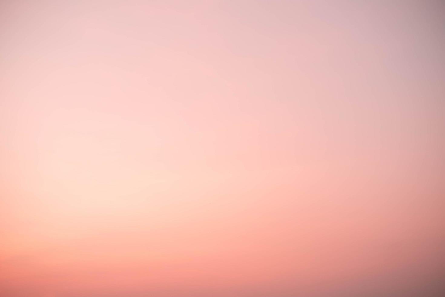 belle nuvole arancioni morbide e luce solare sul cielo blu perfetto per lo sfondo, prendi il mattino, il crepuscolo, lo sfondo del cielo mattutino foto