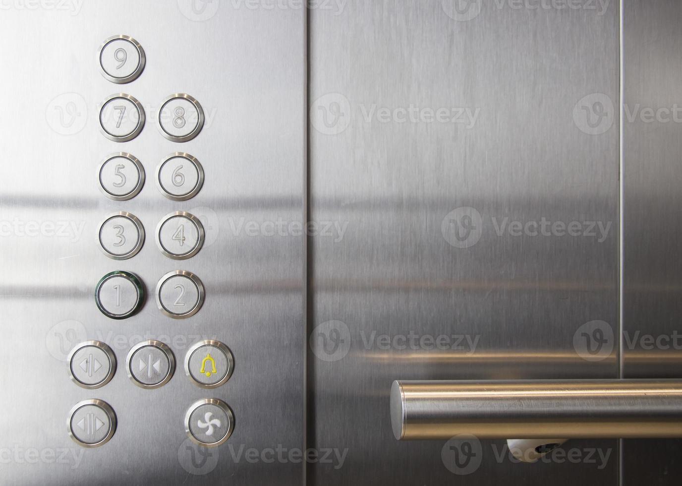pulsanti della ringhiera e del pavimento nell'ascensore dell'ufficio moderno foto