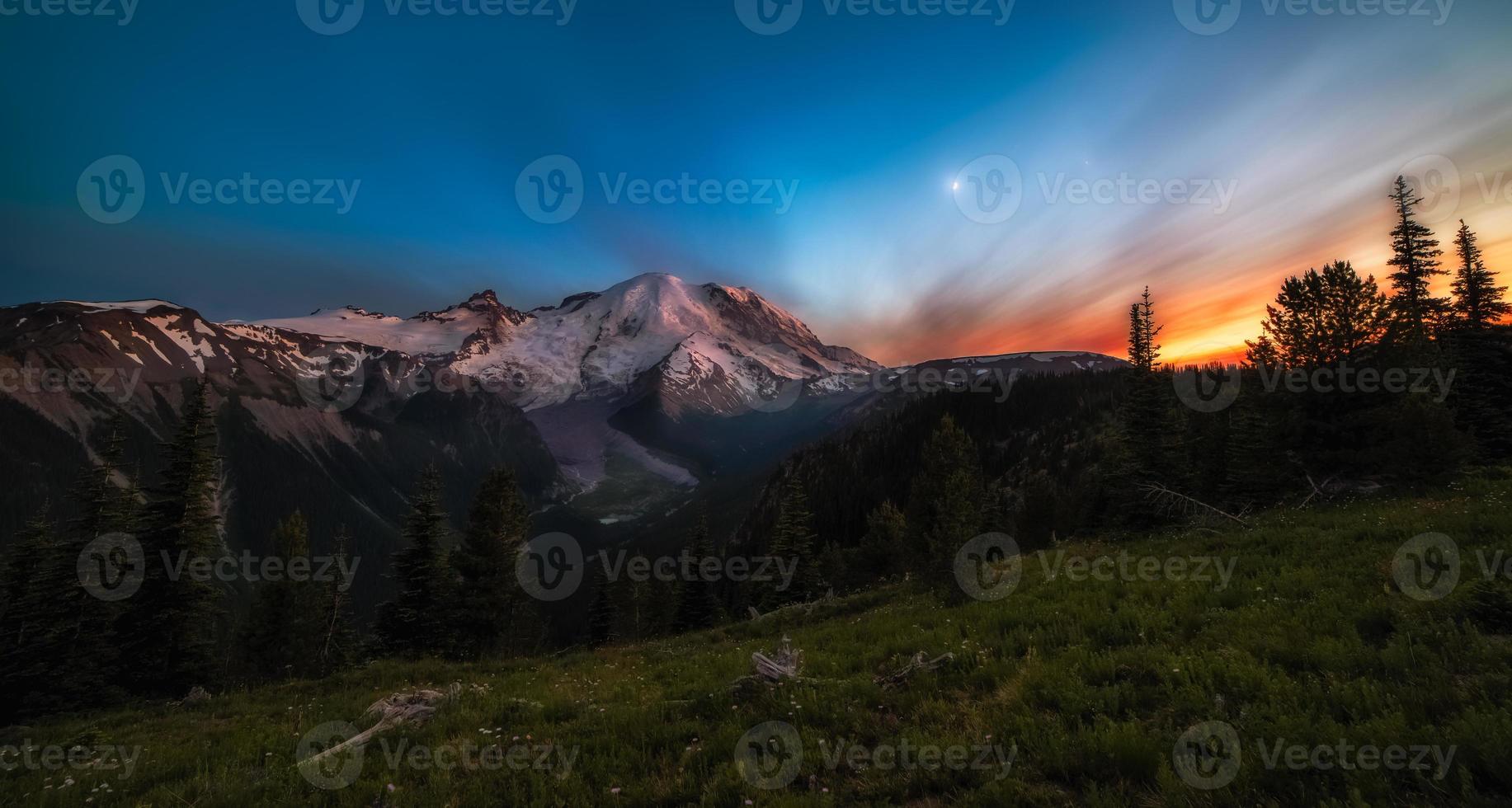 tramonto sulla montagna foto