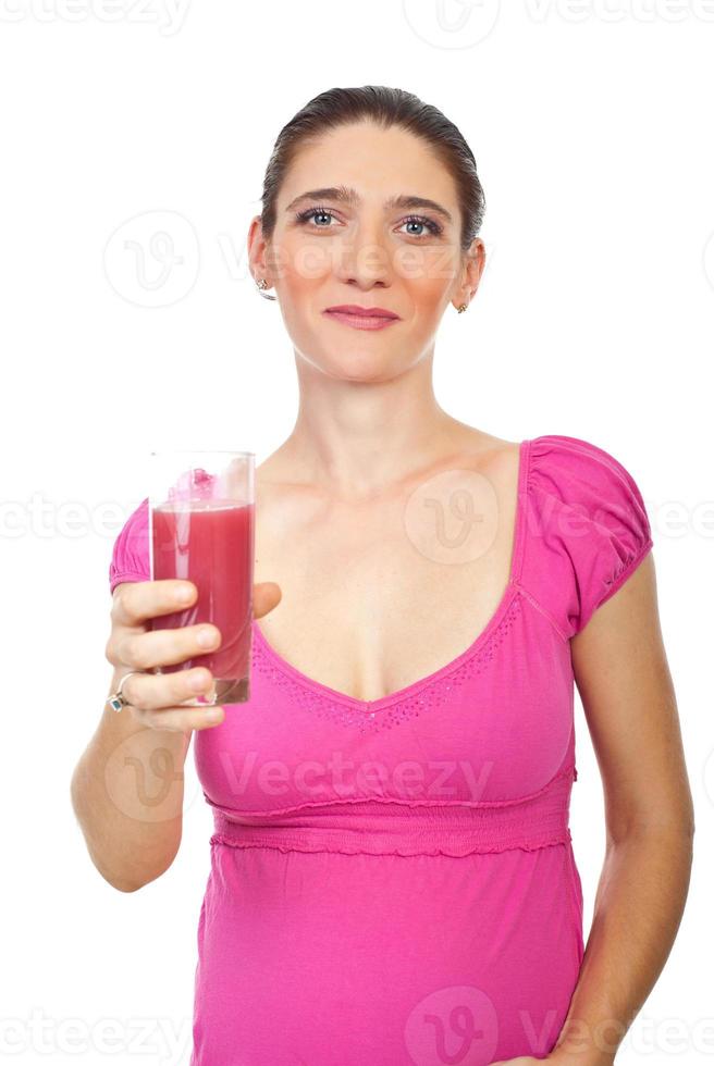 donna incinta che tiene il succo di fragola foto