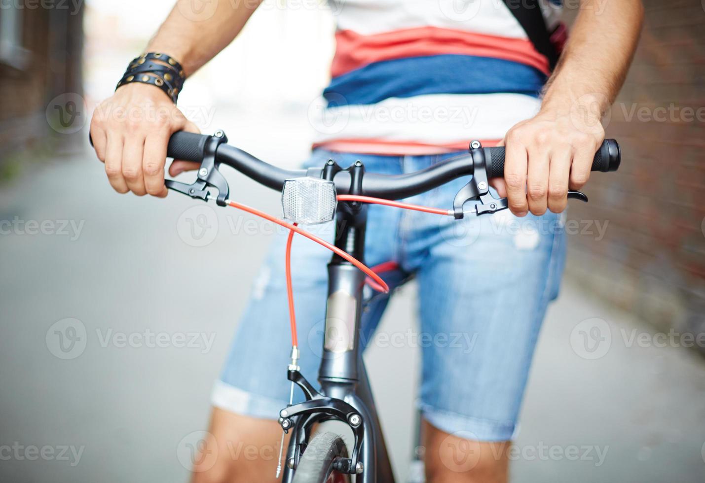 bicicletta e il suo proprietario foto