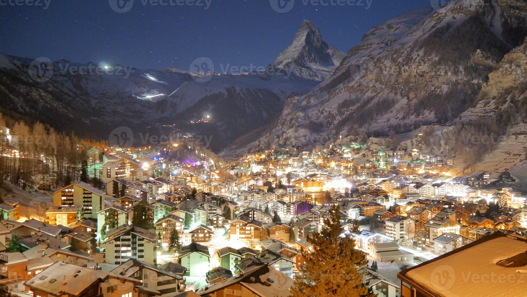 foto notturna della città svizzera di zermat