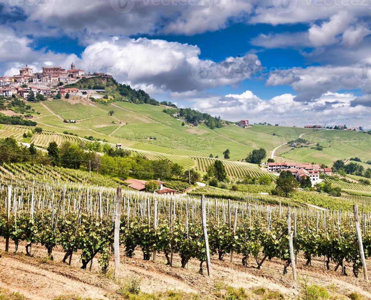 la morra. villaggio tradizionale vicino a barolo e alba, piemonte, italia. foto