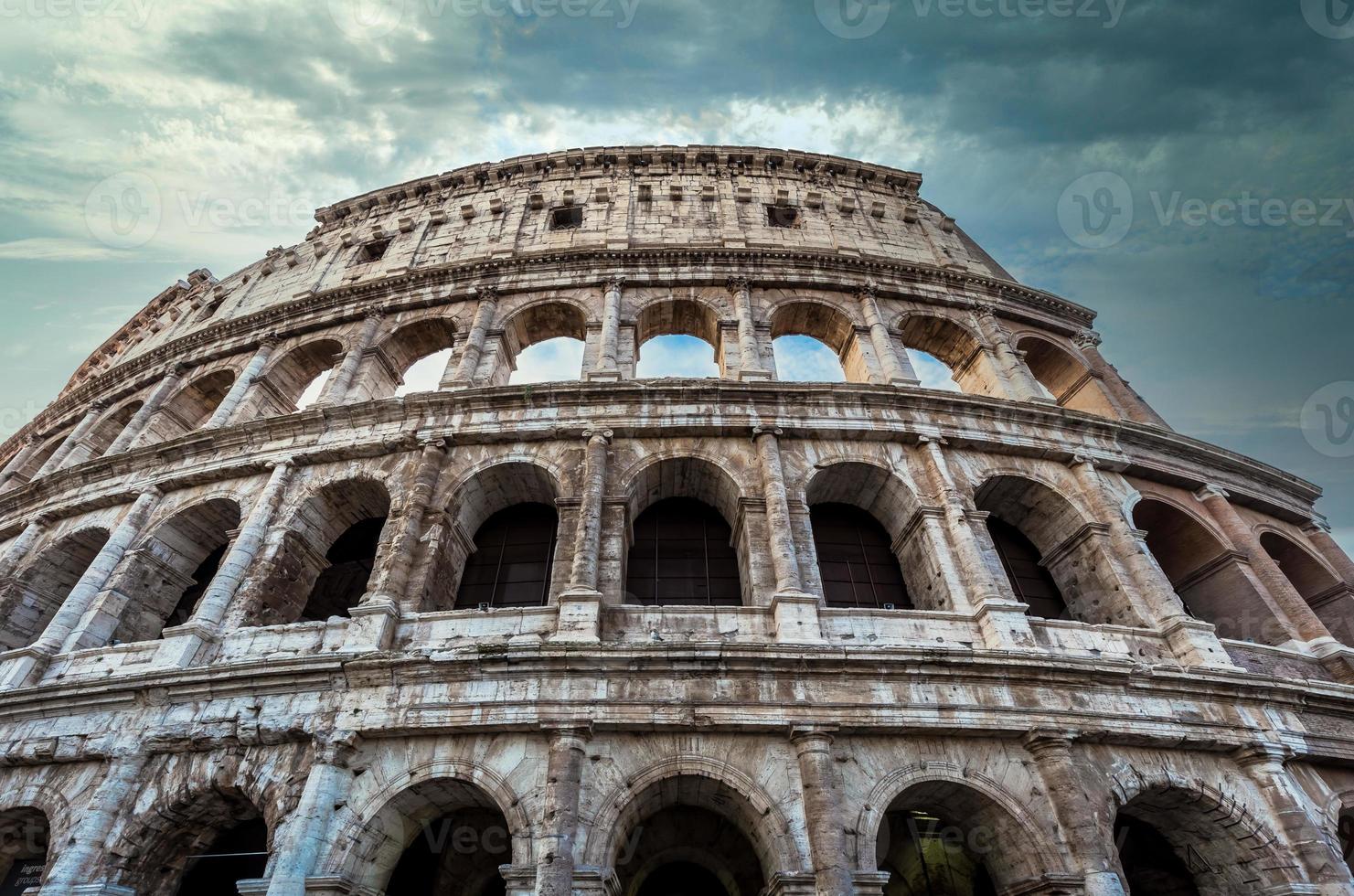 Colosseo a Roma, Italia. il più famoso giro turistico italiano sul cielo blu foto