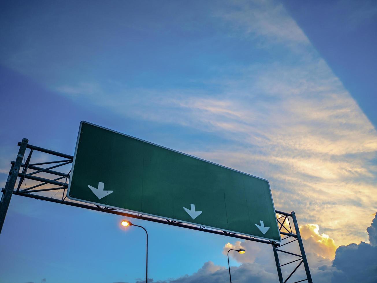 grande posto di guida del traffico in cima alla strada foto