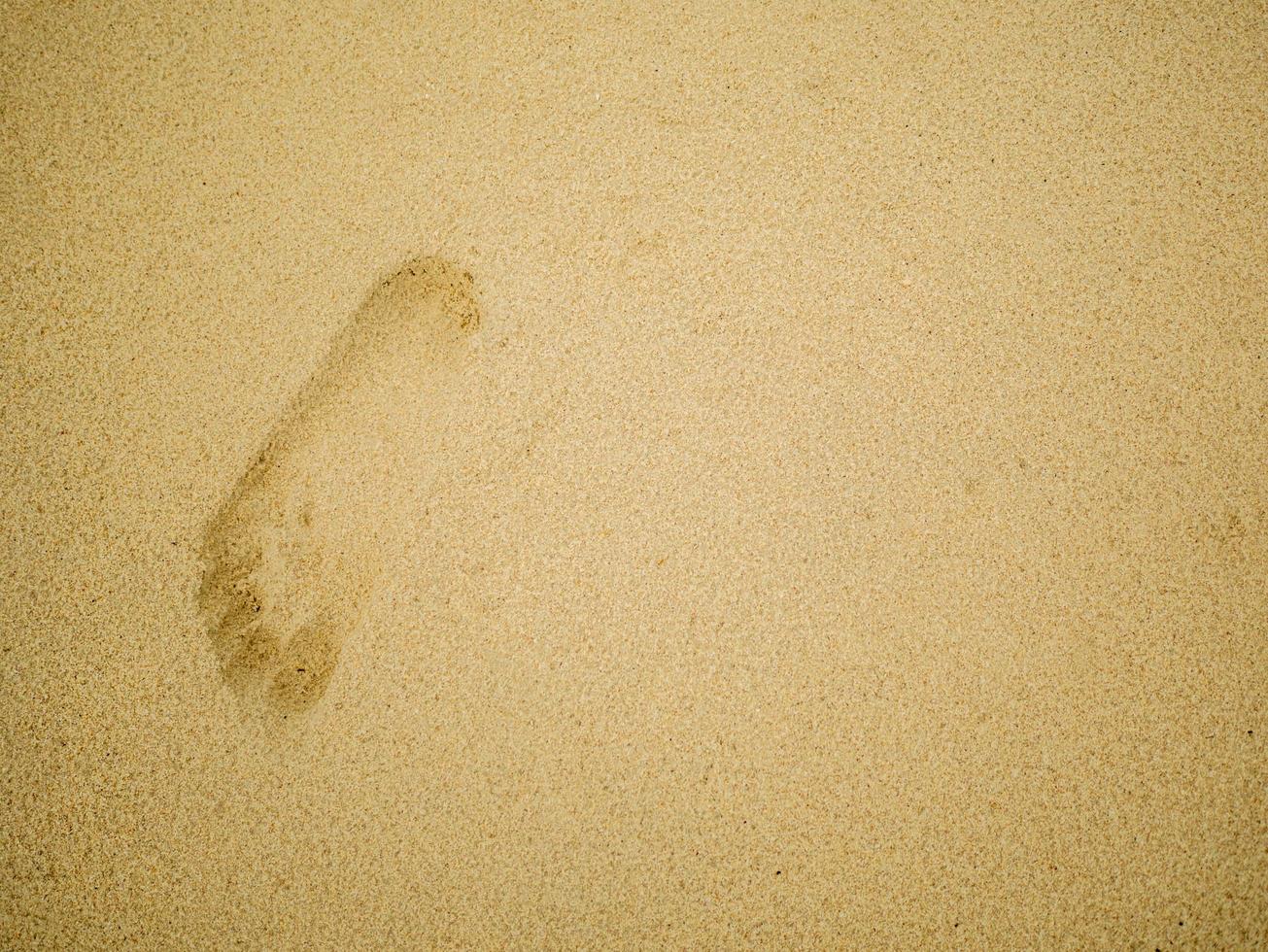 impronta sulla spiaggia tropicale foto